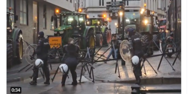 Τα τρακτέρ στις Βρυξέλλες: Οι αγρότες έσπασαν τα οδοφράγματα